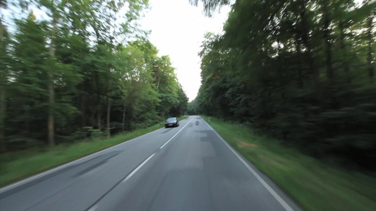 在道路上快速行驶的汽车视频