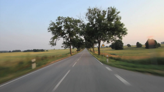 飞驰在公路上的汽车视频