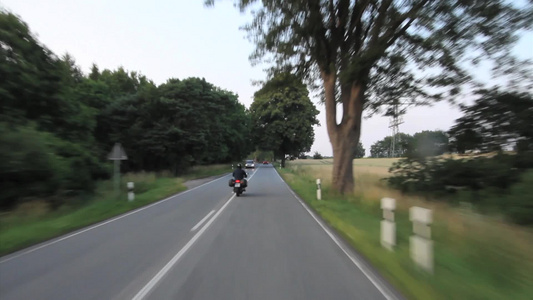 行驶在乡间大路上[村野]视频