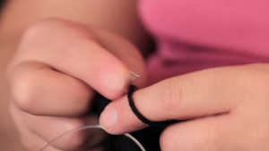 女性手编织的特写19秒视频