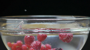 在碗里清洗黑莓14秒视频
