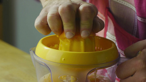 制作榨橘汁的过程19秒视频