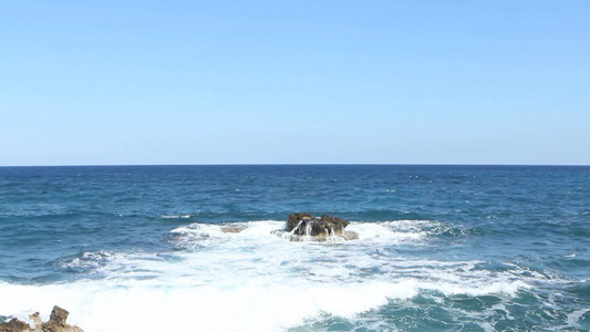 海岸上有波浪撞击岩石视频