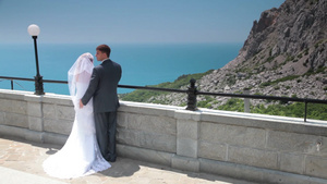 年轻夫妇在乌克兰的露台上看海景22秒视频