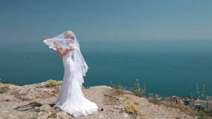 海边穿婚纱的新娘21秒视频