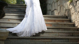穿着婚纱的新娘站在楼梯上10秒视频