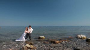 海滩边的新娘和新郎6秒视频