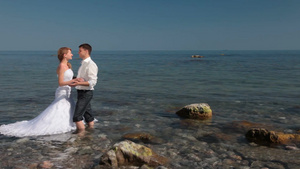 新娘和新郎在海滩拥抱16秒视频