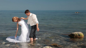 新娘和新郎在海滩拥抱16秒视频
