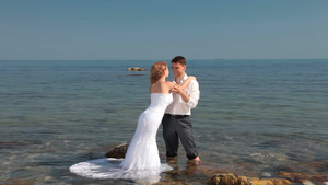 新娘和新郎在海滩拥抱18秒视频