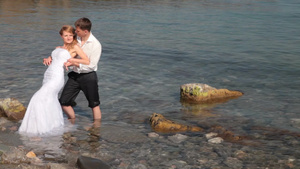 新娘和新郎在海边亲吻8秒视频