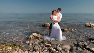 新娘和新郎在海滩边接吻10秒视频