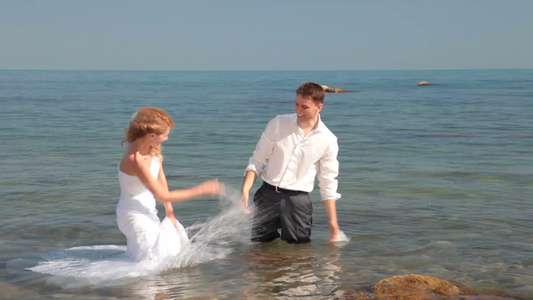 新娘和新郎在水里视频