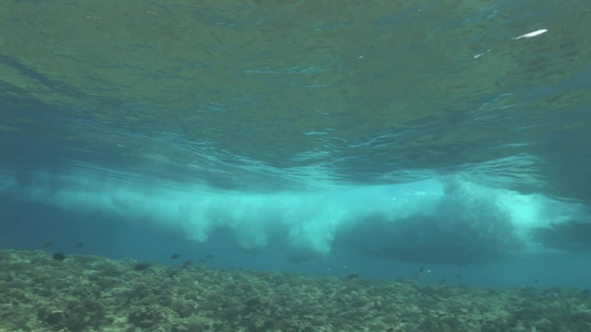 海水翻滚的海底世界视频