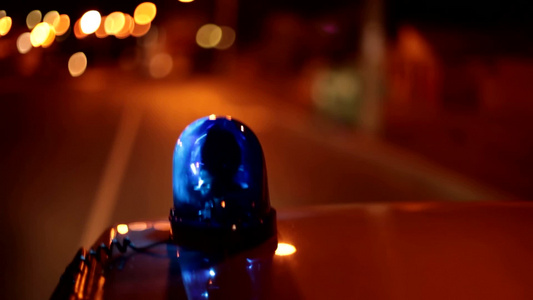夜间城市街道上警车上闪着警灯视频