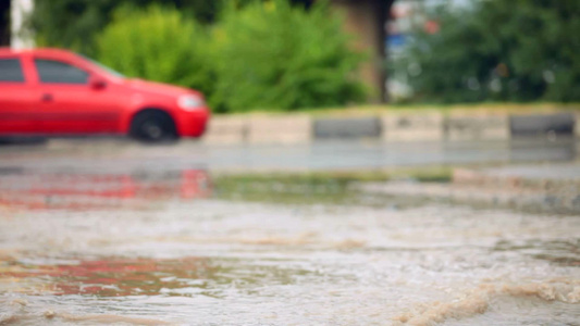 汽车在积水的道路上行驶[两条道路]视频