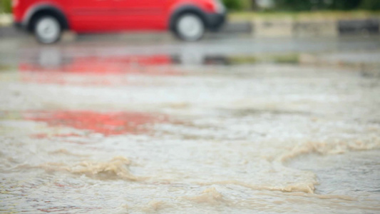 汽车穿过一条被洪水淹没的道路视频