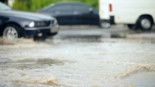 大雨过后水中开车视频