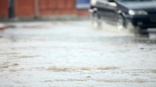 汽车在城市道路上大雨中行驶视频