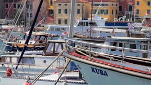 克罗地亚罗维尼港海岸的帆船22秒视频