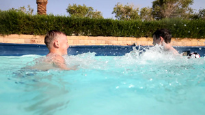 两个男孩在游泳池里嬉戏10秒视频