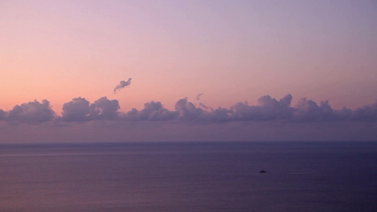 日出时海面上的云景视频