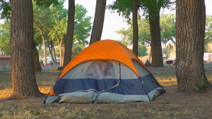 野外宿营的人在帐篷内醒来14秒视频