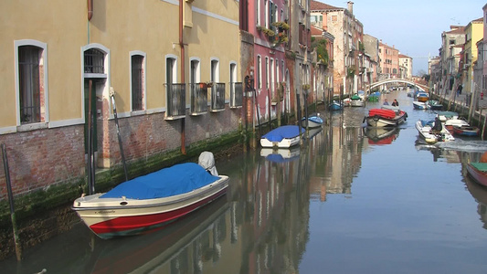 威尼斯运河上的船只视频