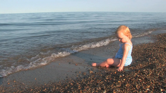 在海边玩耍的孩子[游玩]视频