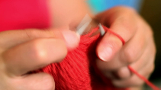妇女手做编织的特写视图视频