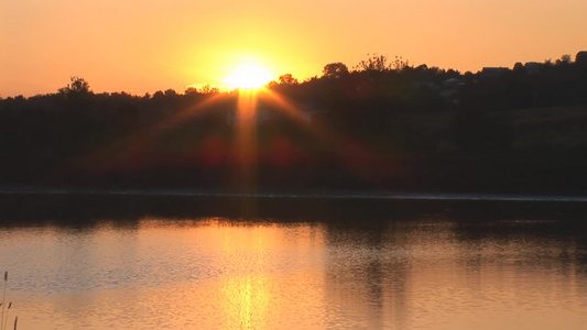 日落在湖边视频