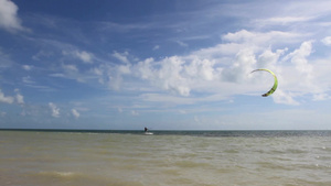 风吹海浪风筝冲浪者15秒视频