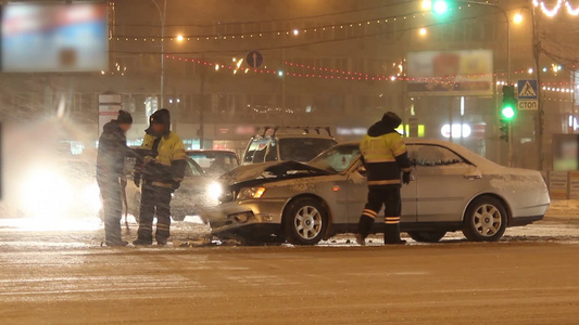 大雪路上发生交通事故视频