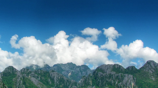 云层笼罩着山脉视频