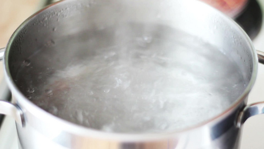 不锈钢锅里滚烫的沸水视频
