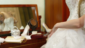 新娘在镜子前试穿婚纱10秒视频