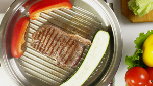 牛肉牛排与蔬菜烤在煎锅里27秒视频