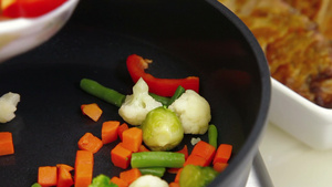 煎锅里煮蔬菜24秒视频
