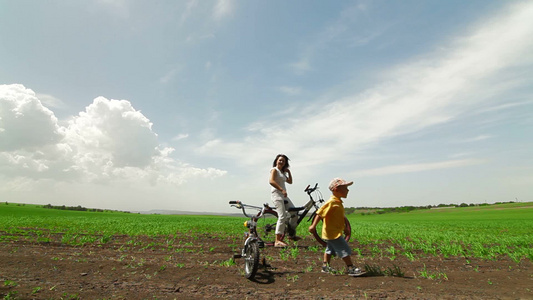 活跃的年轻家庭在乡下享受骑自行车视频