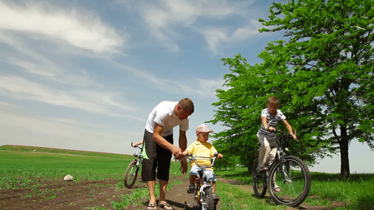 乡间小路学自行车的孩子视频