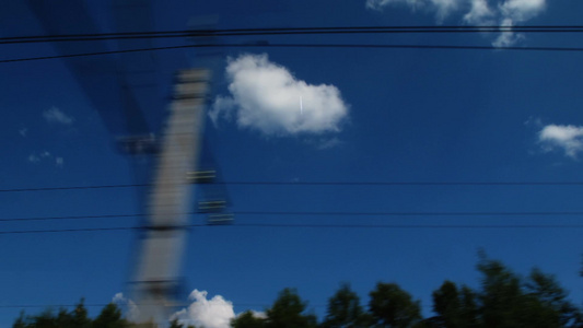 火车上拍摄的蓝天白云视频