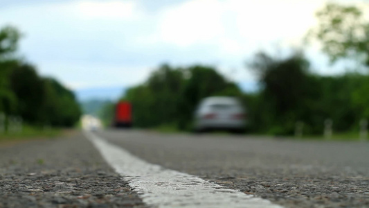 公路上行驶的汽车[高等级公路]视频