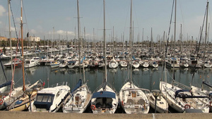 停靠在巴塞罗那港口岸边的帆船15秒视频