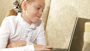 孩子使用笔记本电脑与朋友交流18秒视频
