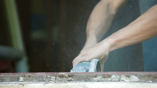 建筑工人在安装新玻璃之前拆除旧窗框合集视频