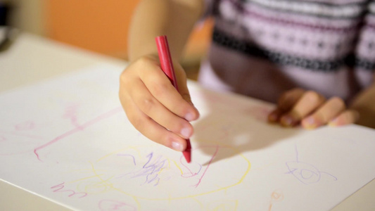 两个快乐的小女孩在幼儿园用颜色和蜡笔画画 视频