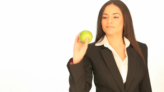 黑发女商人手拿苹果白底视频视频