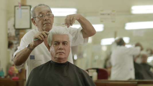在理发店或男美容院由高级理发师理发[低级]视频