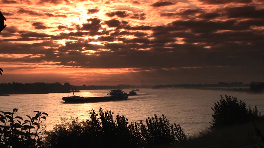 夕阳下的航船视频