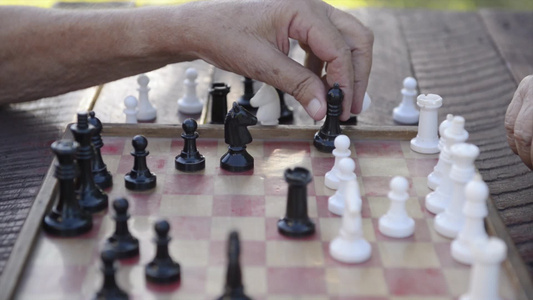 退休老人在下国际象棋视频